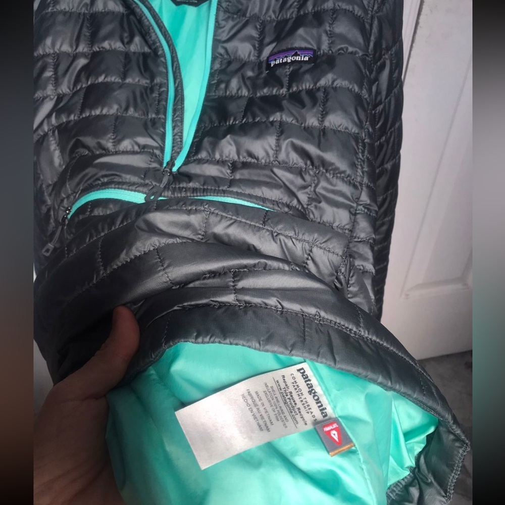 Patagonia Quilted Puffer Pullover Jacket in Black with Teal Lining - Picture 10 of 10